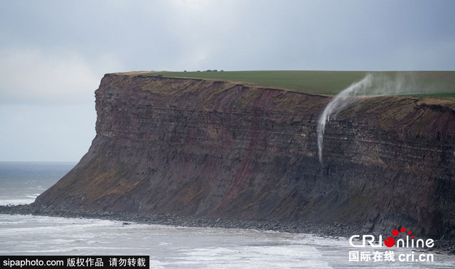 英国索尔特本悬崖瀑布被狂风吹至逆流