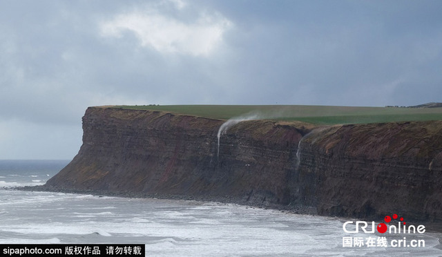 英国索尔特本悬崖瀑布被狂风吹至逆流