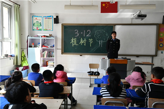 河北省秦皇岛出入境边防检查站开展 “绿色进校园 环保记心间”植树节活动