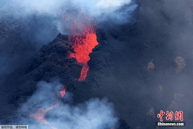 留尼旺岛富尔奈斯火山开始喷发