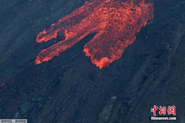 留尼旺岛富尔奈斯火山开始喷发