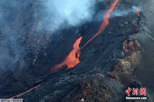 留尼旺岛富尔奈斯火山开始喷发