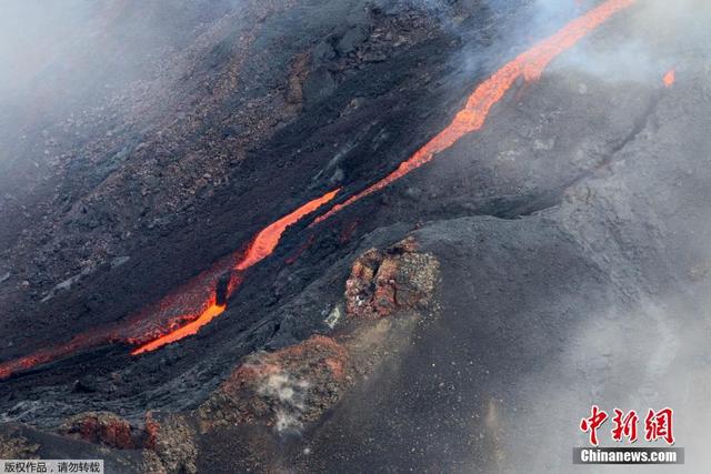 留尼旺岛富尔奈斯火山开始喷发