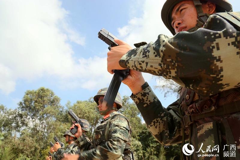 广西：实拍武警特战队员野外实弹射击训练