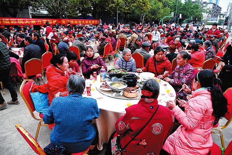 广西南宁：爱心年夜饭再次飘香 200名群众欢喜过大年