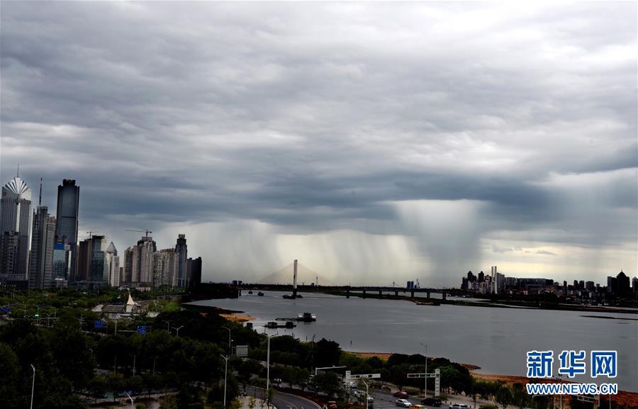 赣江上空出现雨瀑