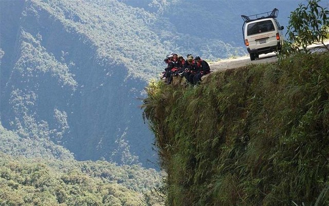 外媒盘点全球最险的景点 中国华山上榜