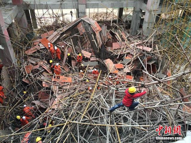 云南一在建大楼脚手架坍塌13人被埋