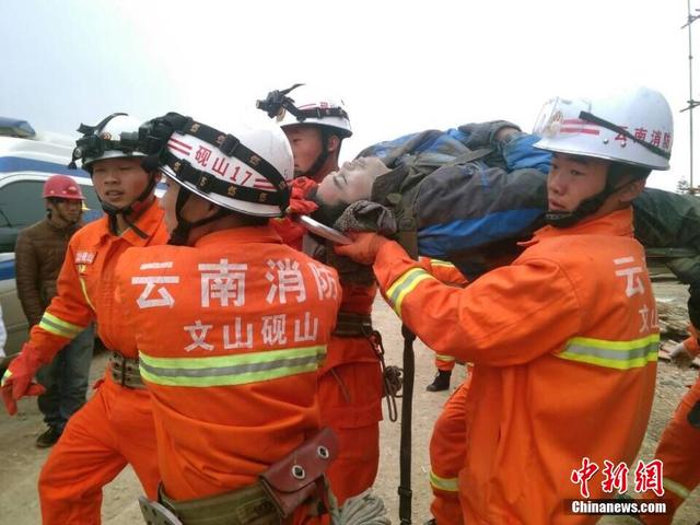 云南一在建大楼脚手架坍塌13人被埋