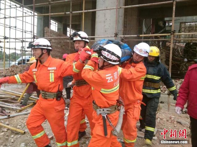 云南一在建大楼脚手架坍塌13人被埋