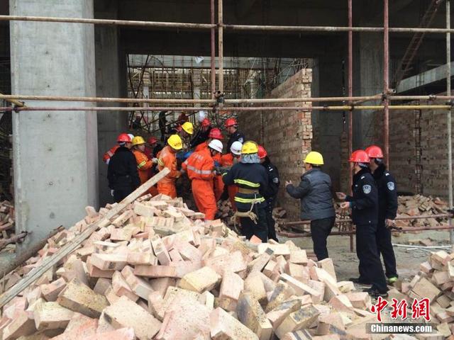 云南一在建大楼脚手架坍塌13人被埋