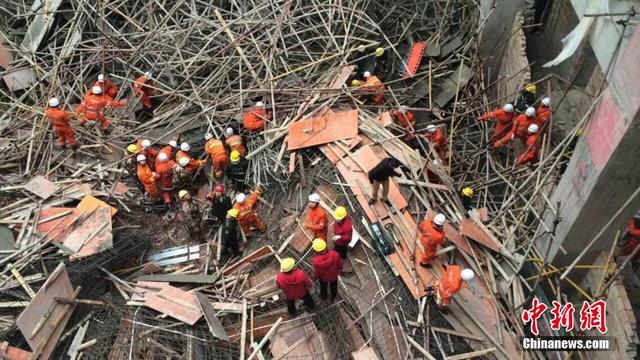 云南一在建大楼脚手架坍塌13人被埋