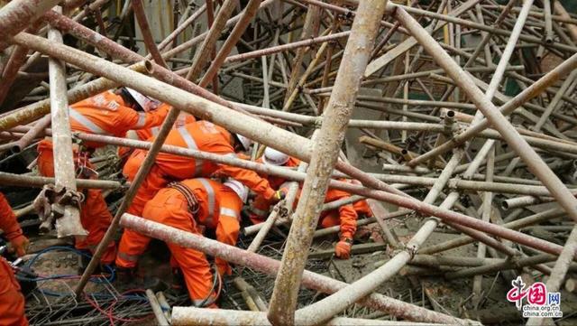 云南一在建大楼脚手架坍塌13人被埋