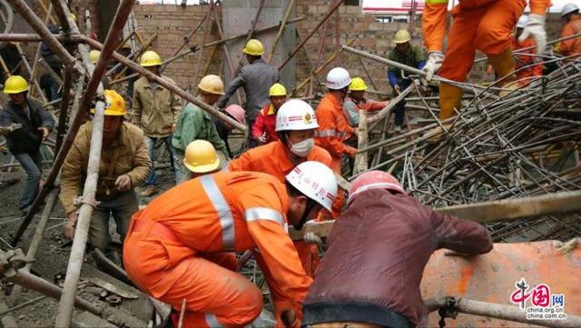 云南一在建大楼脚手架坍塌13人被埋