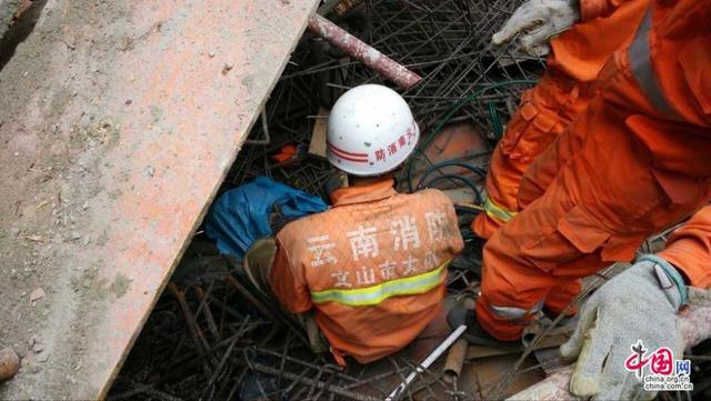 云南一在建大楼脚手架坍塌13人被埋