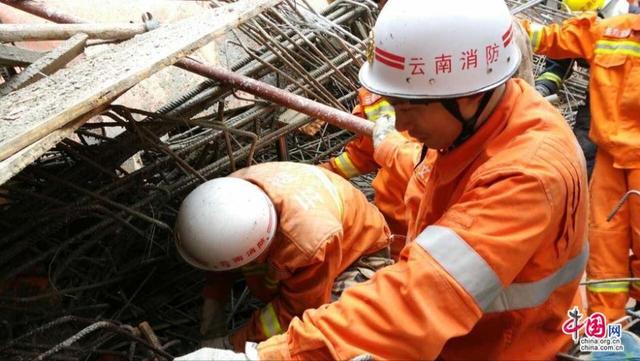 云南一在建大楼脚手架坍塌13人被埋