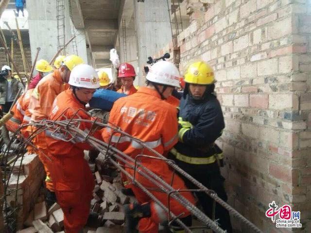 云南一在建大楼脚手架坍塌13人被埋