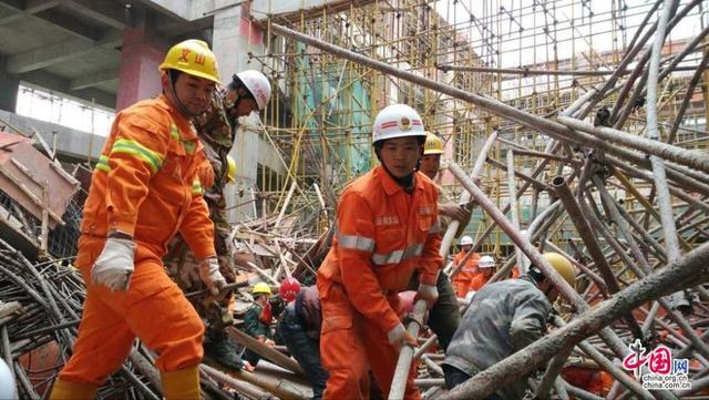 云南一在建大楼脚手架坍塌13人被埋