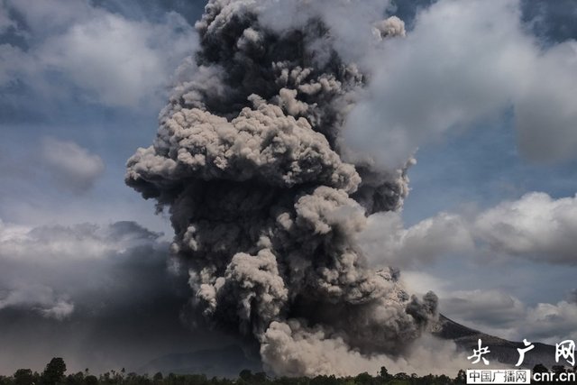 印尼锡纳朋火山喷发 火山灰覆盖周围村庄