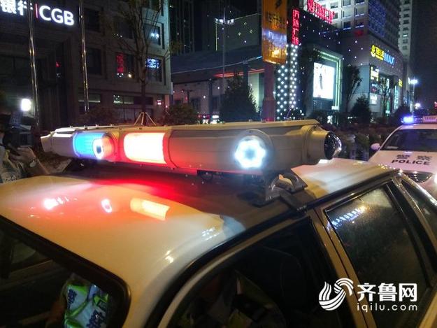 【平安山东（图片+摘要）】济南交警动用“抓拍神器”夜查违停私家车