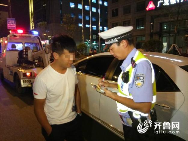 【平安山东（图片+摘要）】济南交警动用“抓拍神器”夜查违停私家车