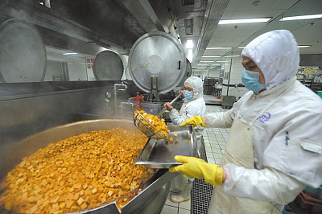 揭秘动车餐饮基地 盒饭为防异物需照X光