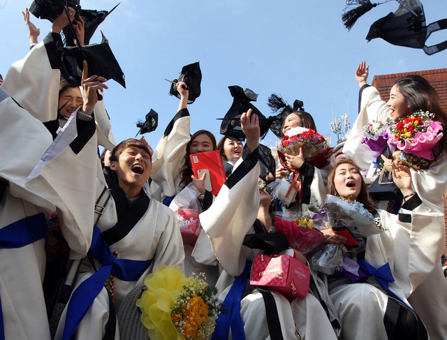 韩国大学生穿“道士服”参加毕业典礼