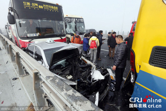 韩国高速路大雾造成60辆车追尾 致1死30伤