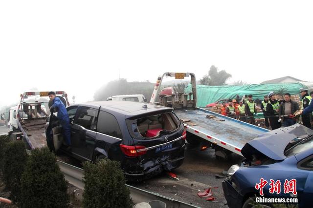 四川高速自贡段大雾引发连环追尾已致2死34伤