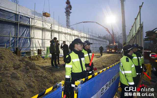 韩国体育馆屋顶坍塌致9人被埋 其中5人获救