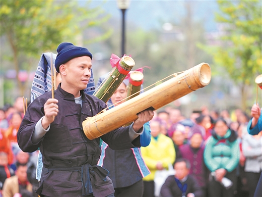 河池东兰群众欢庆“蚂拐节”