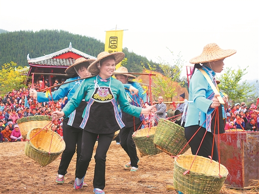 河池东兰群众欢庆“蚂拐节”