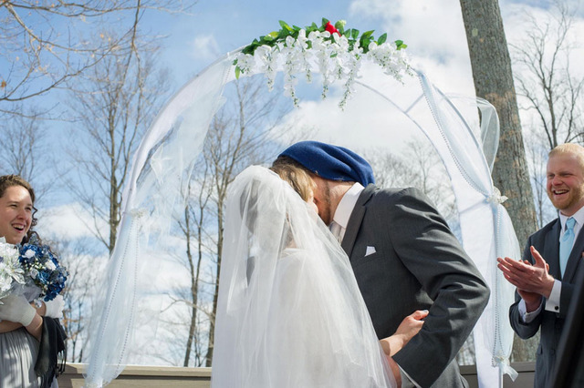 美国夫妇办滑雪主题婚礼 踩滑雪板穿礼服