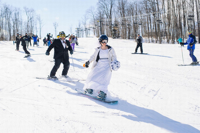 美国夫妇办滑雪主题婚礼 踩滑雪板穿礼服