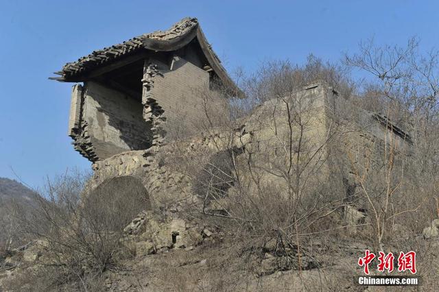 山西“庙坚强”地基塌毁半悬空仍屹立不倒