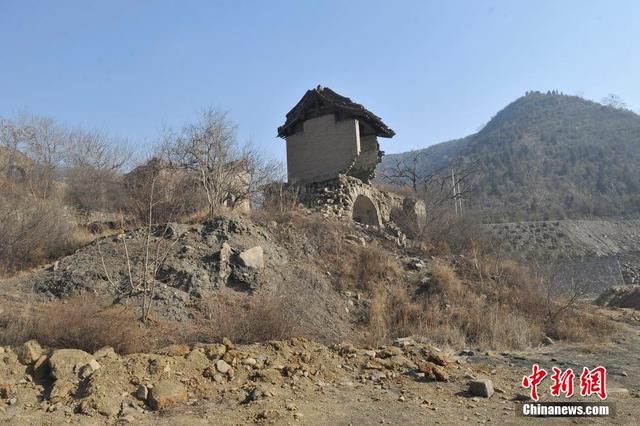 山西“庙坚强”地基塌毁半悬空仍屹立不倒