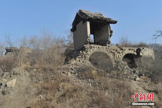 山西“庙坚强”地基塌毁半悬空仍屹立不倒