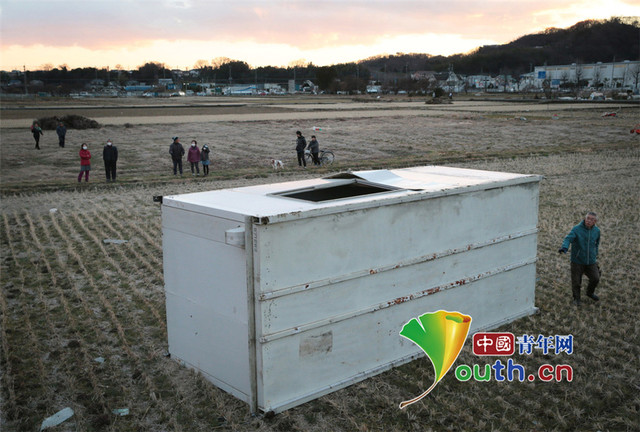 日本神奈川县疑似发生龙卷风 仓库屋顶被掀飞