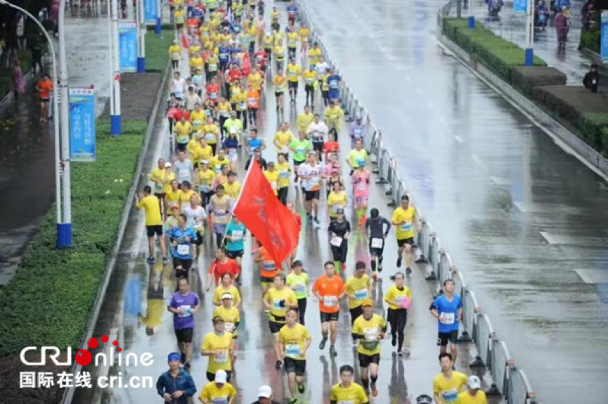 [唐已审][供稿]畅跑烟雨桂马 2018桂林银行桂林国际马拉松赛激情开跑