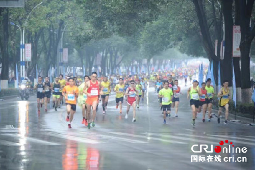 [唐已审][供稿]畅跑烟雨桂马 2018桂林银行桂林国际马拉松赛激情开跑