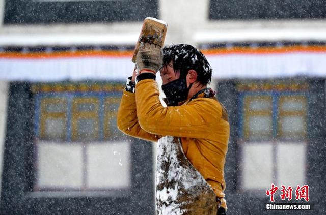 拉萨遭遇暴雪天气