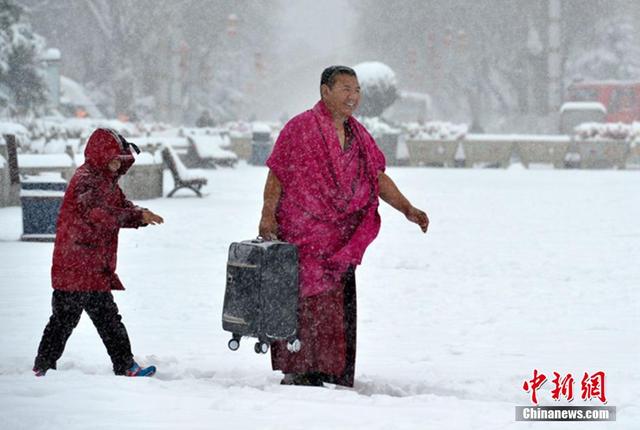 拉萨遭遇暴雪天气