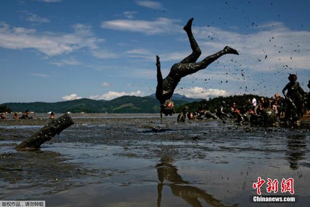 巴西泥浴狂欢节 参与者变泥人疯狂享乐