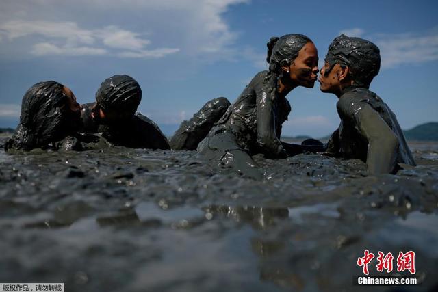 巴西泥浴狂欢节 参与者变泥人疯狂享乐