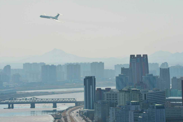 金正恩乘专机视察建筑工地 赞其创造“平壤速度”