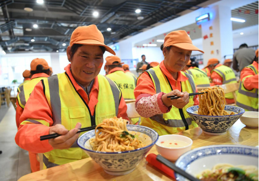 西安航天基地：同吃“国庆面” 共祝祖国好