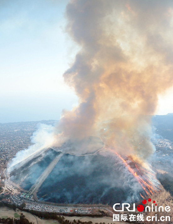 日本大室山举行烧山活动 滚滚浓烟蔚为壮观