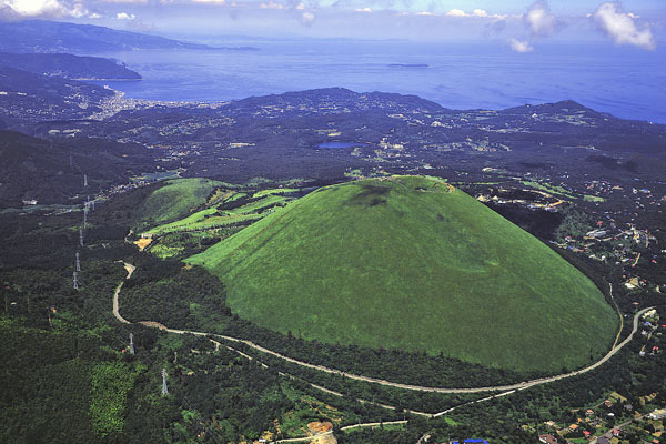 日本大室山举行烧山活动 滚滚浓烟蔚为壮观