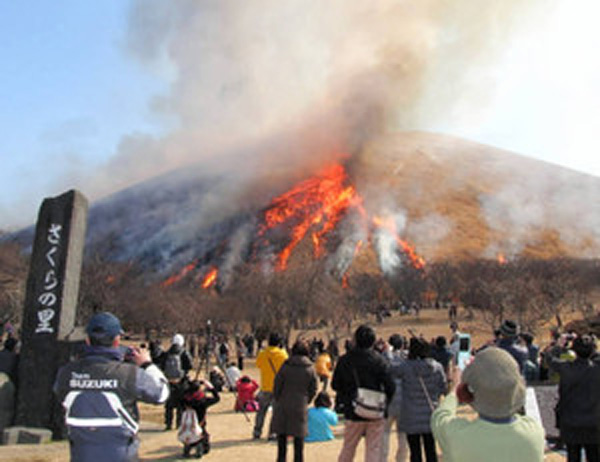 日本大室山举行烧山活动 滚滚浓烟蔚为壮观