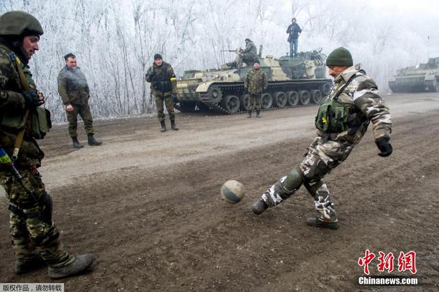 乌克兰东部停火协议生效 乌士兵当街踢足球